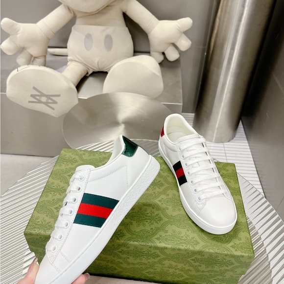 Gucci White Sneakers with Green and Red Stripes - Picture 2 of 6